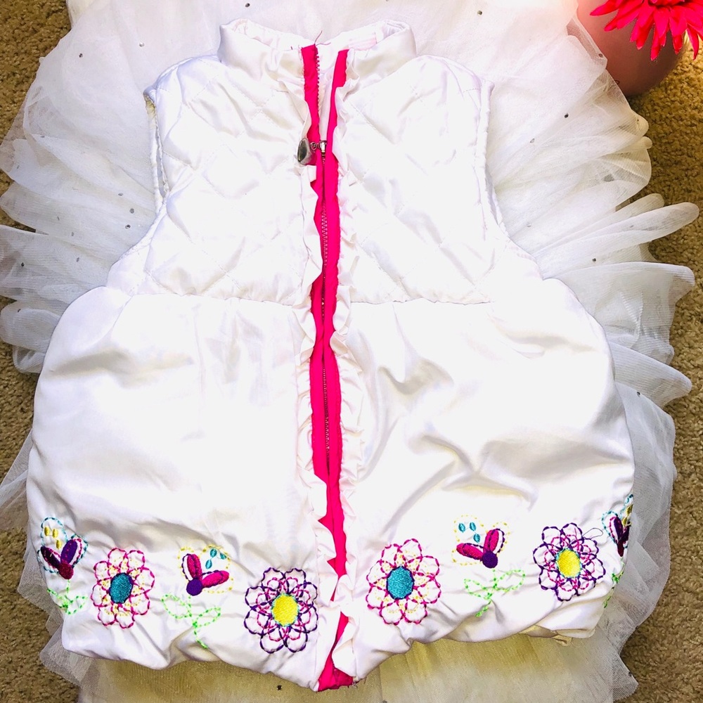 Girls White Puffer Vest w/Stitched Flowers